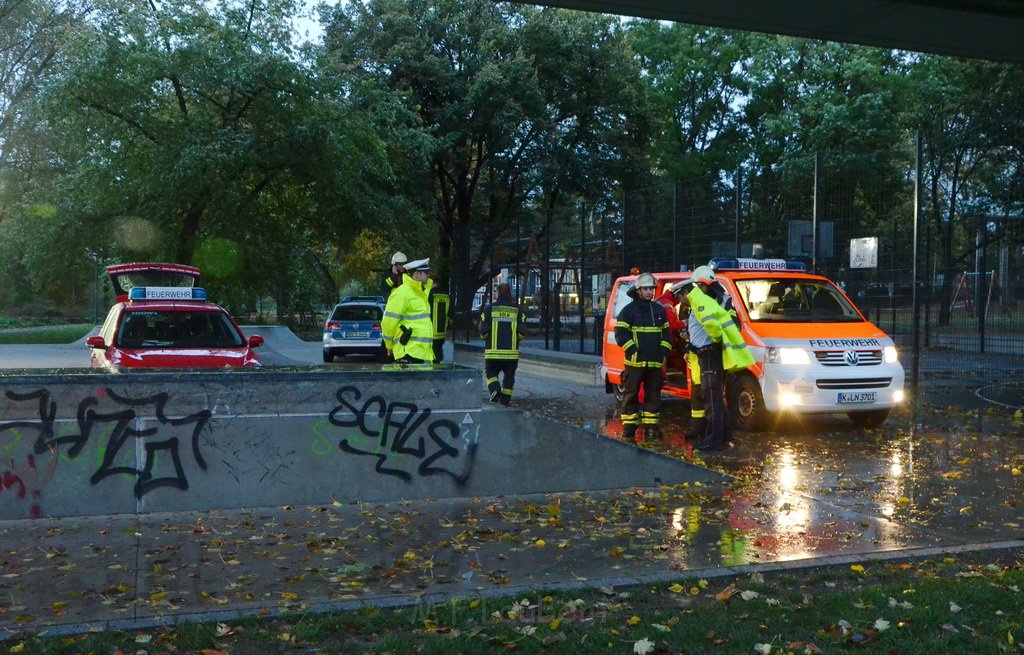 Einsatz BF Hoehenretter Koelner Seilbahn Hoehe Zoobruecke P2231.JPG